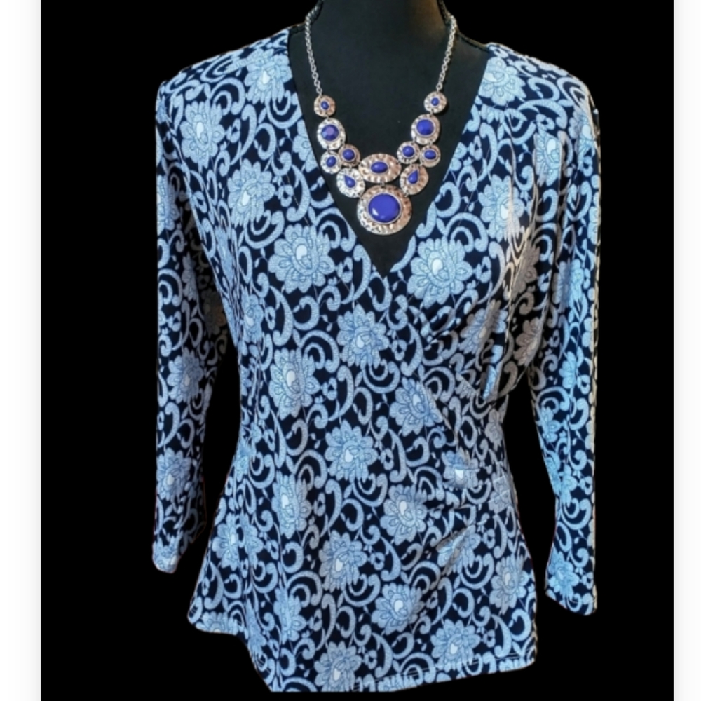 Peck & Peck Blue Floral Top Size Medium Crossover V-Neck Pullover